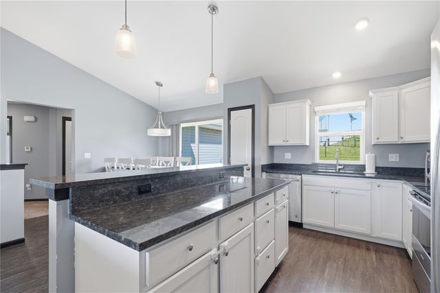 2124 Shady Grove Road SW, Cedar Rapids, IA 52404