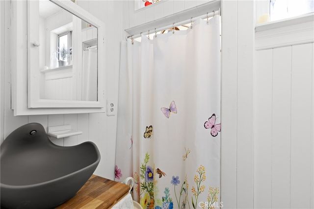 17415 Collins Street, Encino, CA 91316