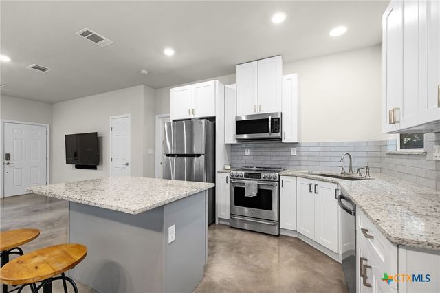 446 W Overlook Drive, Canyon Lake, TX 78133