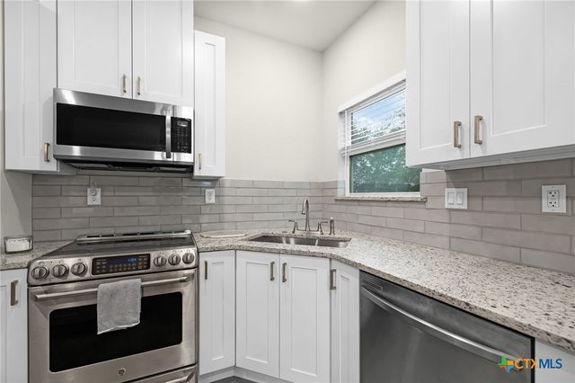 446 W Overlook Drive, Canyon Lake, TX 78133