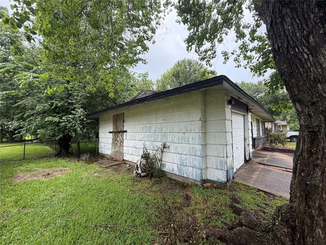 5935 Glenhurst Drive, Houston, TX 77033