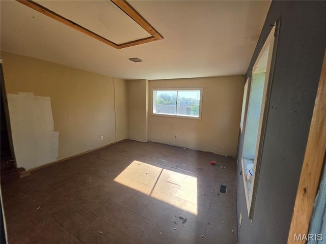 6142 Sherry Avenue, St Louis, MO 63136