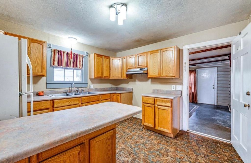 Image 6 of property listing at 2020 Conchita Street, San Angelo, TX 76901