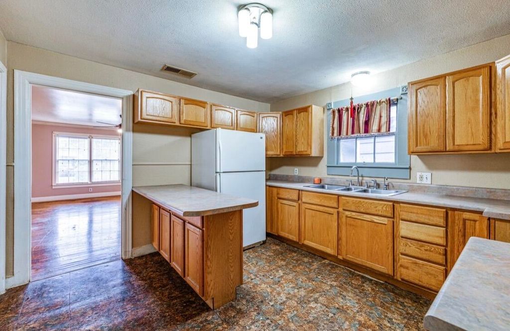 Image 7 of property listing at 2020 Conchita Street, San Angelo, TX 76901