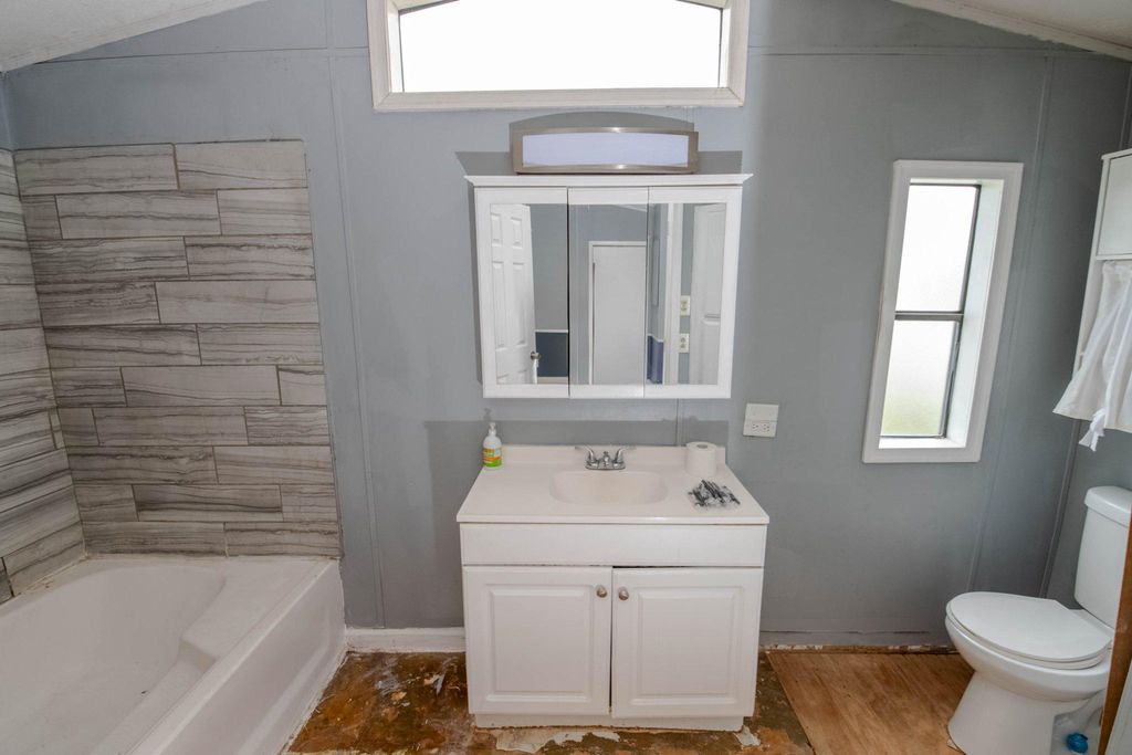 Image 15 of property listing at 152 COWHIDE CIR, Middle River, MD 21220