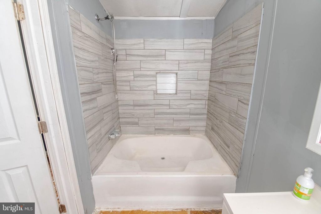 Image 16 of property listing at 152 COWHIDE CIR, Middle River, MD 21220