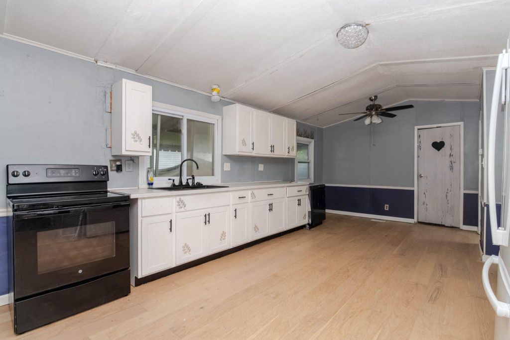 Image 3 of property listing at 152 COWHIDE CIR, Middle River, MD 21220