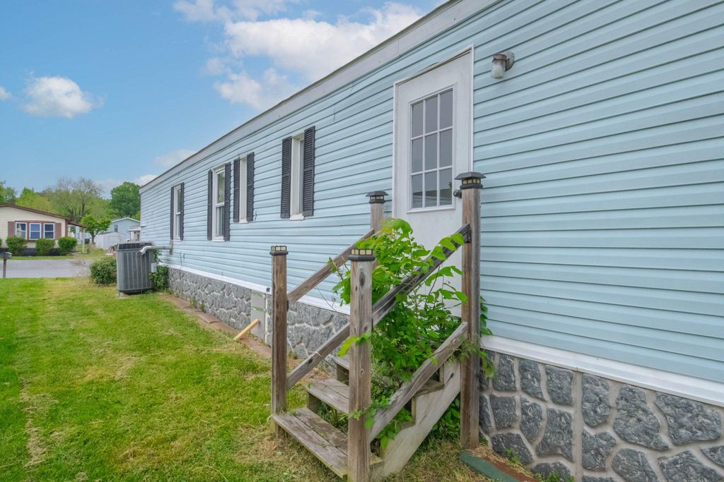 Image 22 of property listing at 152 COWHIDE CIR, Middle River, MD 21220