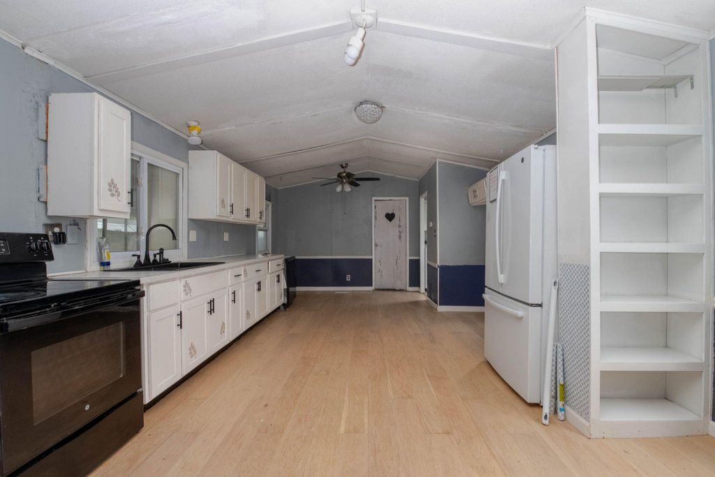 Image 4 of property listing at 152 COWHIDE CIR, Middle River, MD 21220