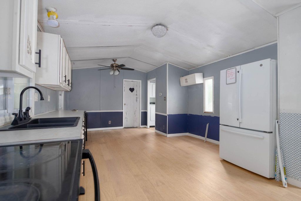 Image 5 of property listing at 152 COWHIDE CIR, Middle River, MD 21220