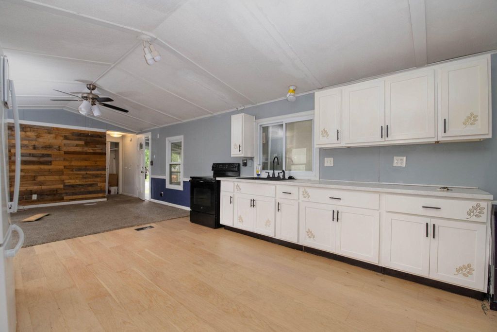 Image 8 of property listing at 152 COWHIDE CIR, Middle River, MD 21220