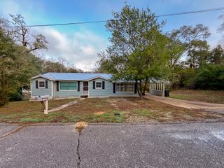 411 E Sloss Avenue, Defuniak Springs, FL 32433