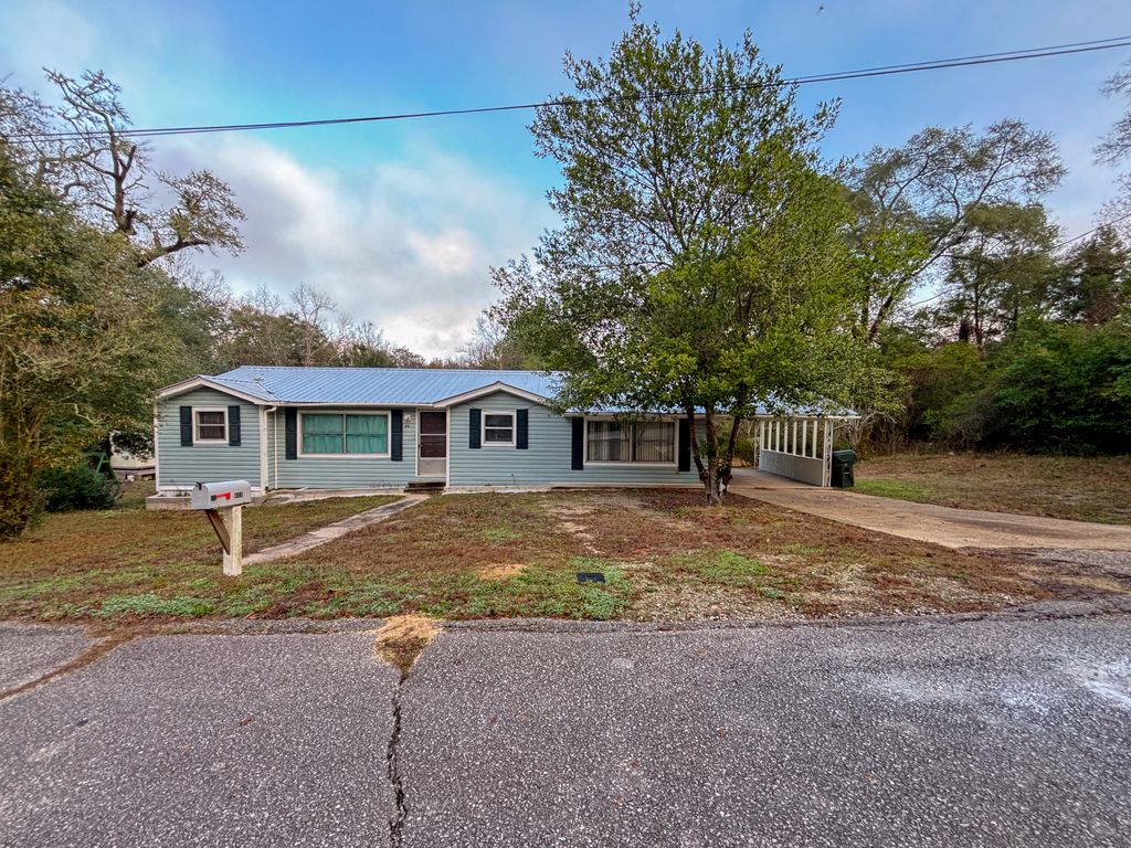 411 E Sloss Avenue, Defuniak Springs, FL 32433