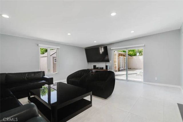 7725 Loma Verde Avenue, Canoga Park, CA 91304