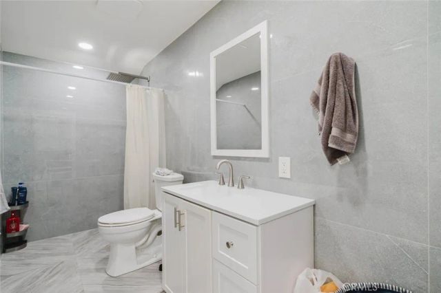 7725 Loma Verde Avenue, Canoga Park, CA 91304