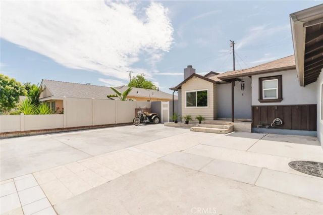 7725 Loma Verde Avenue, Canoga Park, CA 91304