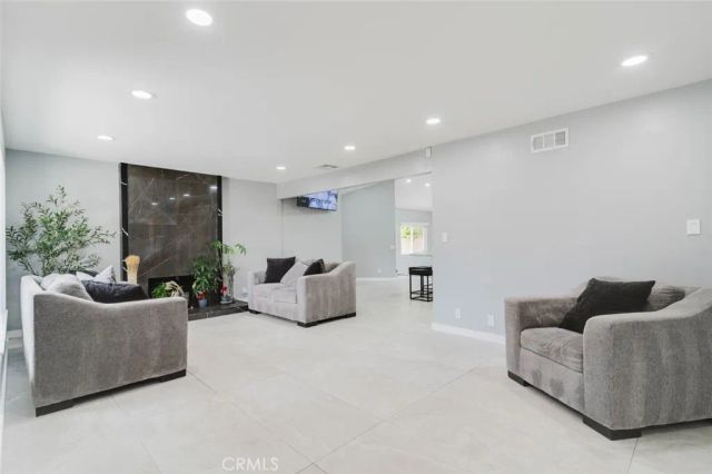 7725 Loma Verde Avenue, Canoga Park, CA 91304