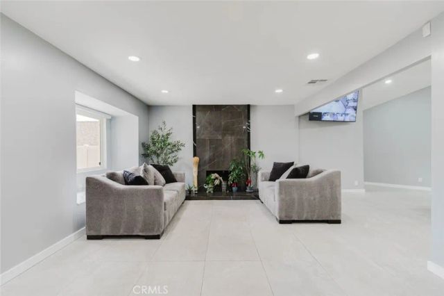 7725 Loma Verde Avenue, Canoga Park, CA 91304