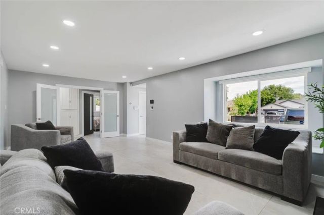 7725 Loma Verde Avenue, Canoga Park, CA 91304