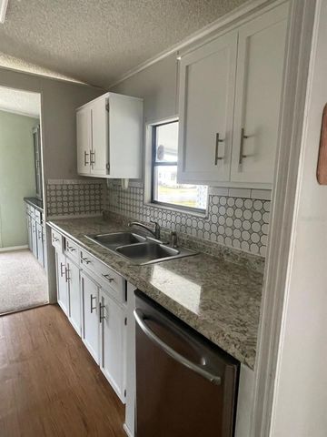 2839 MANATEE RD, Tavares, FL 32778