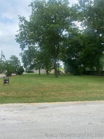 706 W Chickasaw Street, Marietta, OK 73448
