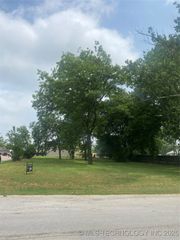 706 W Chickasaw Street, Marietta, OK 73448