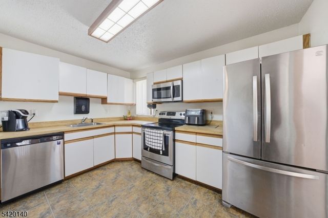 58 Woods Edge Dr, Roxbury Twp., NJ 07876