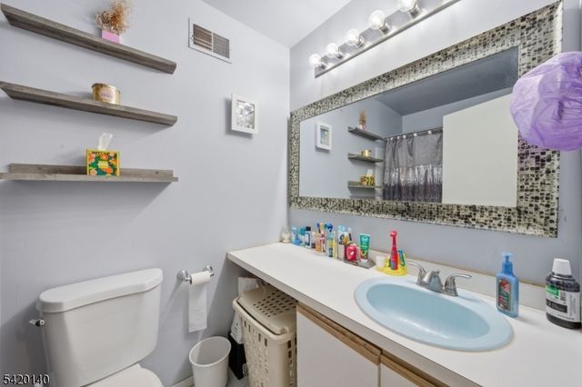 58 Woods Edge Dr, Roxbury Twp., NJ 07876