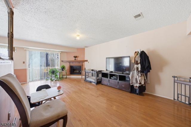 58 Woods Edge Dr, Roxbury Twp., NJ 07876