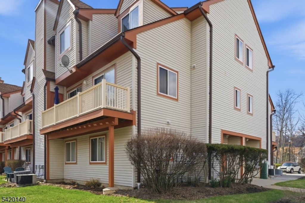 58 Woods Edge Dr, Roxbury Twp., NJ 07876