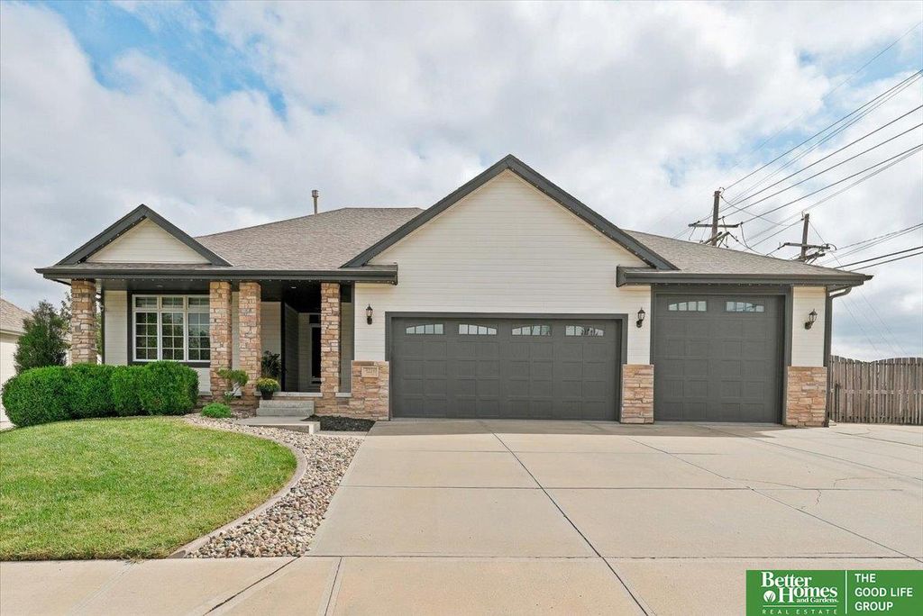8221 S 154 Avenue, Omaha, NE 68138