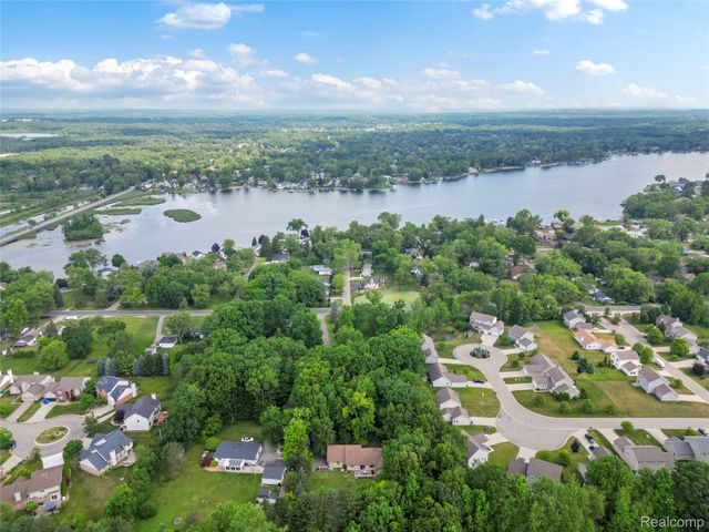 1500 Rustic Lane, Commerce Charter Township, MI 48390