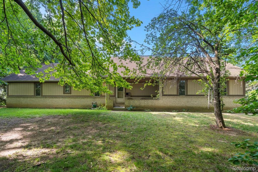 1500 Rustic Lane, Commerce Charter Township, MI 48390