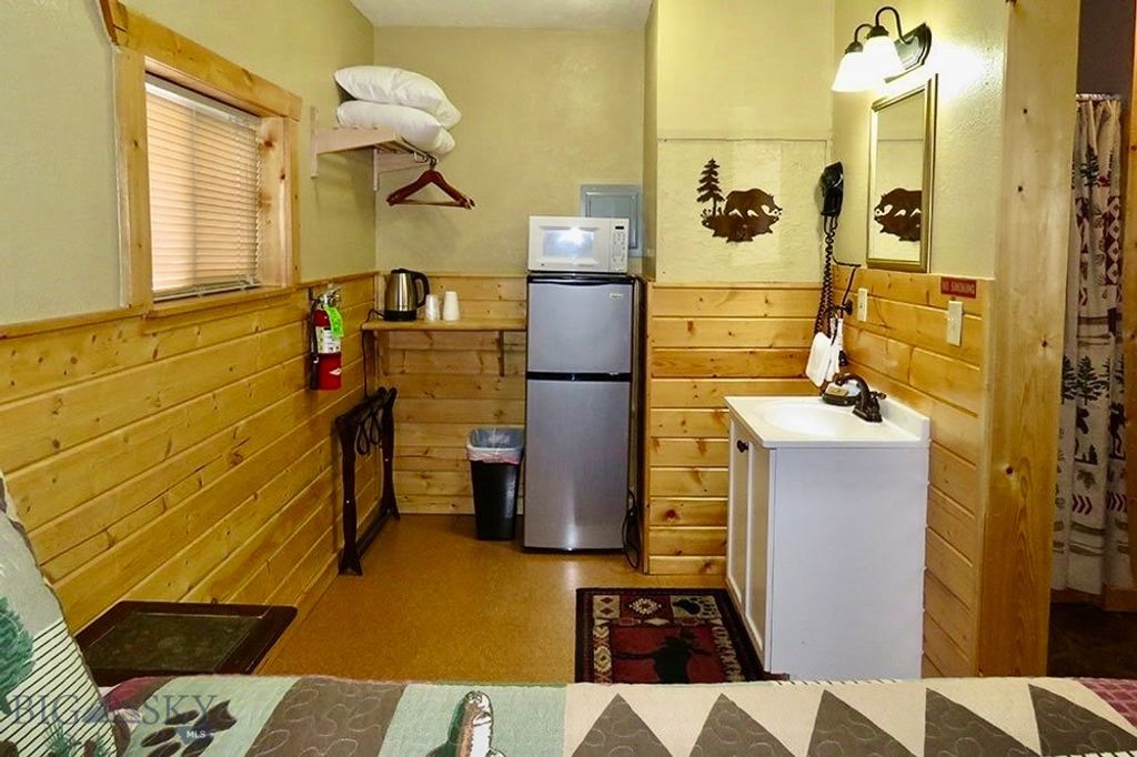 132 N Electric Street, West Yellowstone, MT 59758 photo 9