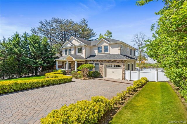 39 Coolidge Avenue, Roslyn Heights, NY 11577