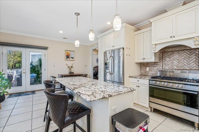 39 Coolidge Avenue, Roslyn Heights, NY 11577