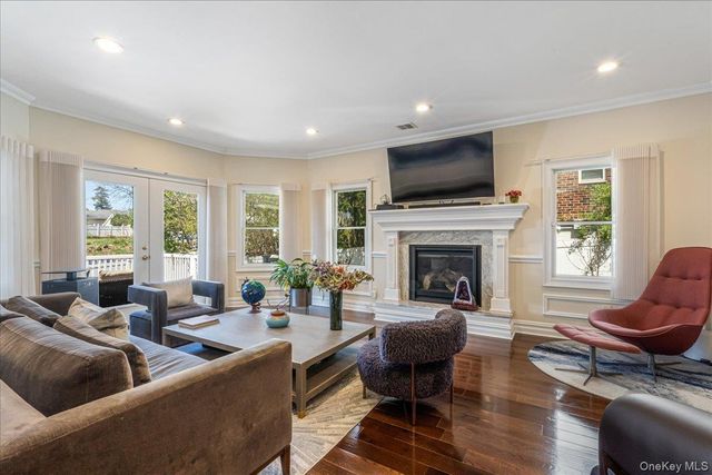 39 Coolidge Avenue, Roslyn Heights, NY 11577