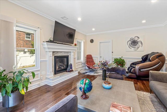 39 Coolidge Avenue, Roslyn Heights, NY 11577