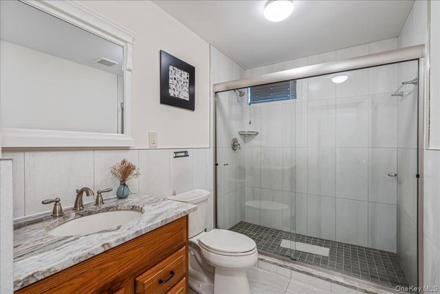 39 Coolidge Avenue, Roslyn Heights, NY 11577