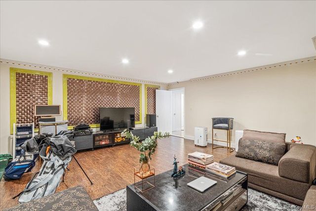 39 Coolidge Avenue, Roslyn Heights, NY 11577