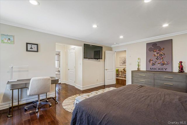 39 Coolidge Avenue, Roslyn Heights, NY 11577