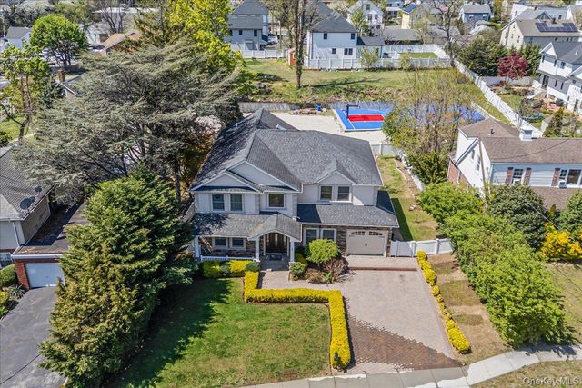 39 Coolidge Avenue, Roslyn Heights, NY 11577