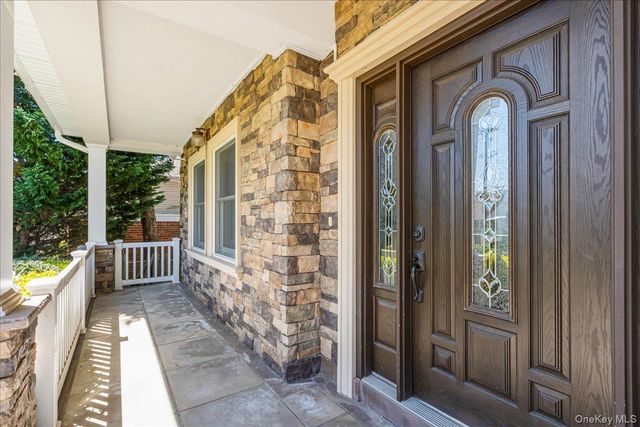 39 Coolidge Avenue, Roslyn Heights, NY 11577