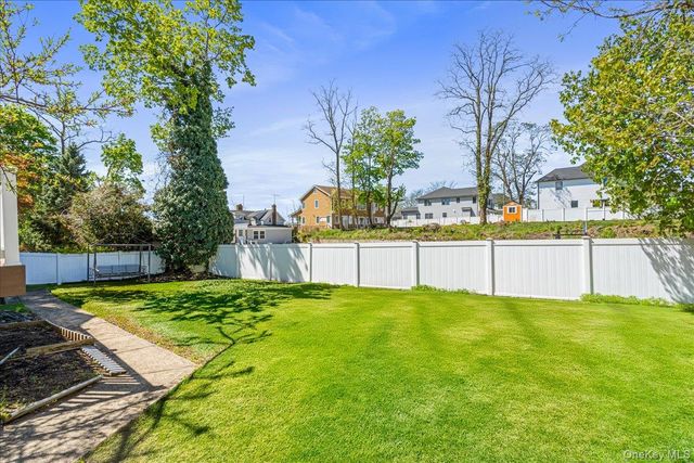 39 Coolidge Avenue, Roslyn Heights, NY 11577