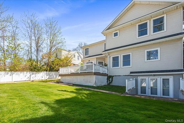 39 Coolidge Avenue, Roslyn Heights, NY 11577