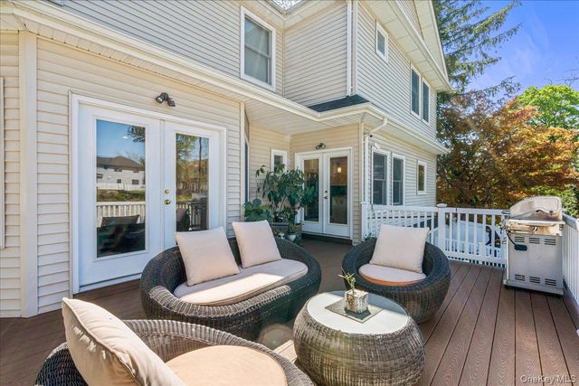 39 Coolidge Avenue, Roslyn Heights, NY 11577