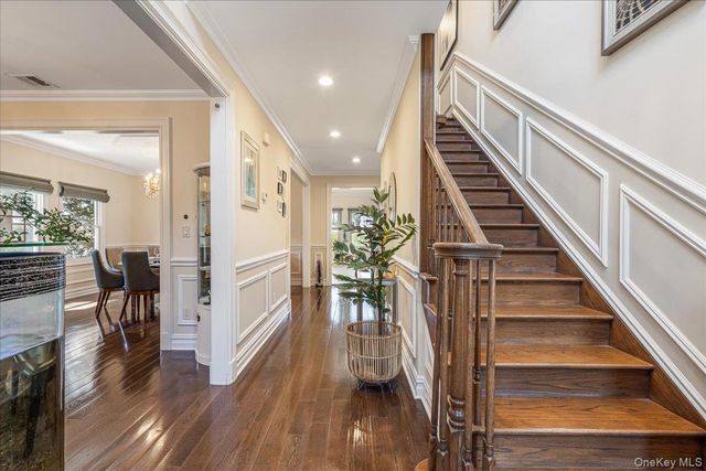 39 Coolidge Avenue, Roslyn Heights, NY 11577