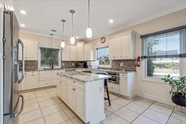 39 Coolidge Avenue, Roslyn Heights, NY 11577