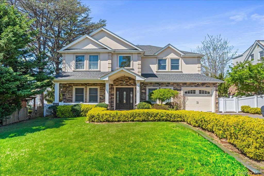 39 Coolidge Avenue, Roslyn Heights, NY 11577