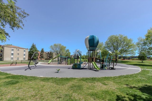 834 E Old Willow Road 209, Prospect Heights, IL 60070